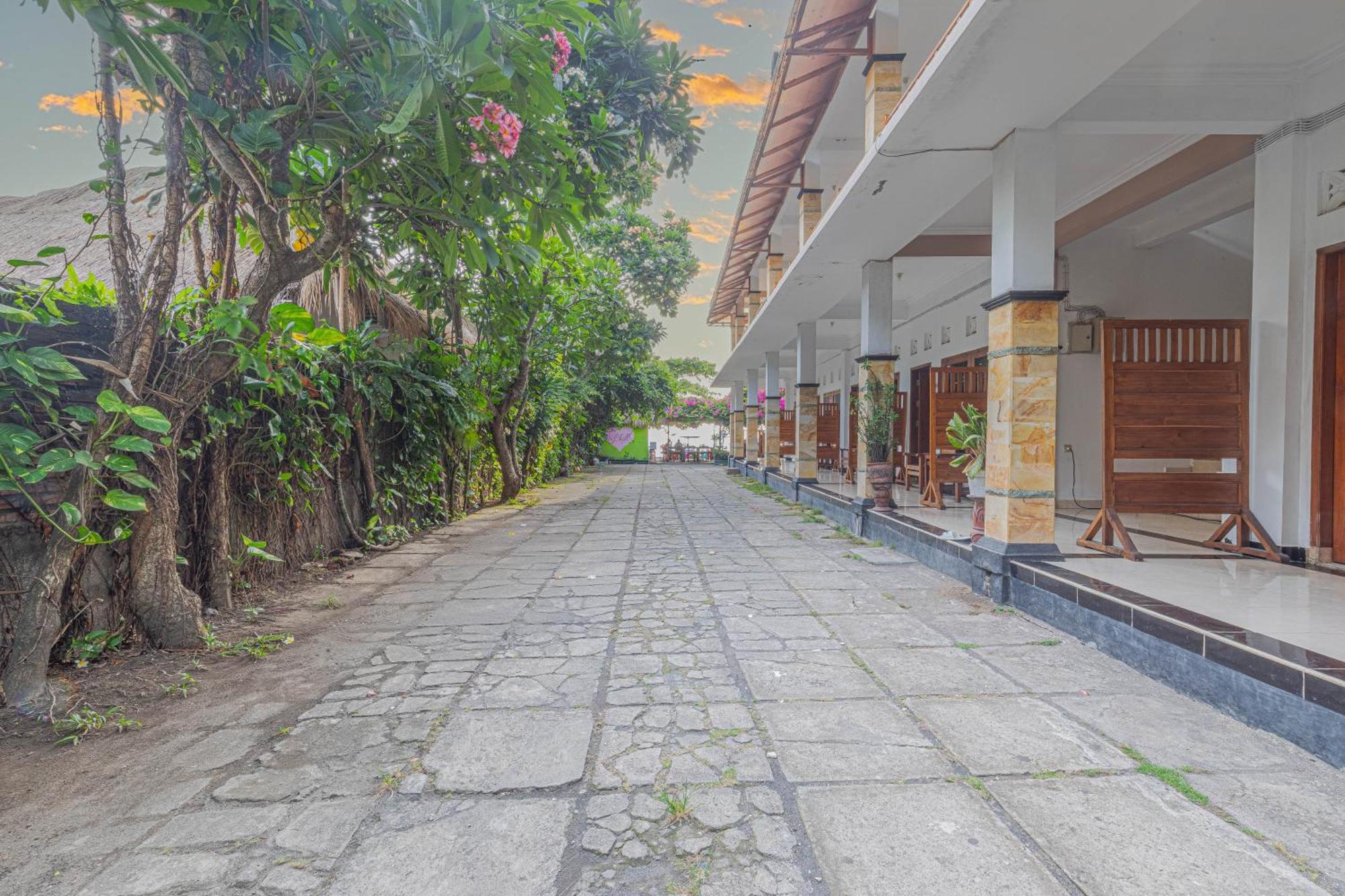 Transit Inn Senggigi Mangsit Exterior photo